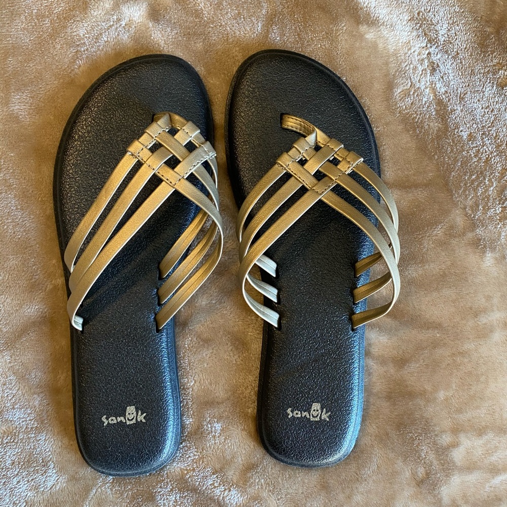 Sanuk flip flops size 8